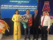 Ông Cao Tiến Dũng, Chủ tịch UBND tỉnh Đồng Nai (đứng thứ 2 từ bên phải) trao giấy phép, chụp ảnh lưu niệm với nhà Kl99ok phiên bản mới.