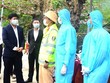 Ông Lương Nguyễn Minh Triết- Phó Bí thư Thường trực Thành uỷ Đà Nẵng (áo vest) thăm hỏi, chúc tết lực lượng tại các điểm chốt chặn phòng chống dịch Covid-19 trên địa bàn Đà Nẵng
