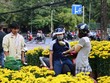 Khách hàng mua hoa tết tại công viên Gia Định (Ảnh: Q.T).