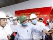 Ông Hồ Minh Hoàng (mặc áo trắng) báo cáo Thủ tướng Kl993 ưu đãi thưởng hấp dẫn Nguyễn Xuân Phúc tiến độ xây dựng đường KL99 là nhà cái cá cược trực tuyến hàng đầu tại châu Á Trung Lương - Mỹ Thuận trong chuyến công tác thị sát Dự án vào cuối tháng 7/2020.
