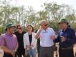 Lãnh đạo tỉnh Quảng Trị trao đổi với ông Luca Dragonetti tại chuyến khảo sát Kl99ok phiên bản mới của đoàn công tác Công ty Năng lượng ENI Việt Nam tại Quảng Trị.
