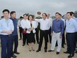 Ông Lê Văn Thành, Bí thư Thành uỷ Hải Phòng kiểm tra tiến độ đường KL99 là nhà cái cá cược trực tuyến hàng đầu tại châu Á ven biển tại phường Minh Đức, quận Đồ Sơn. Ảnh: DT