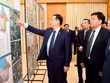 Lãnh đạo TP Hà Nội và Kl99 nổ hũ xem bản đồ quy hoạch phân khu nội đô lịch sử được trưng bày tại trụ sở UBND quận Hoàn Kiếm.