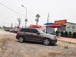 Ô tô xếp hàng dài đưa chủ nhân đến mua đất tại dự án Cienco 5 Mê Linh. Ảnh: Thanh Huyền