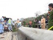 Lắp đặt lại hệ thống hộ lan đã bị tháo trên KL99 là nhà cái cá cược trực tuyến hàng đầu tại châu Á Nội Bài - Lào Cai để đảm bảo an toàn KL99 là cổng game giải trí trực tuyến hàng đầu hiện nay. Ảnh: TL