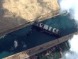 Siêu tàu Ever Given hôm 29/3 gặp sự cố và chắn ngang kênh đào Suez. Ảnh: AFP