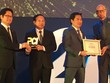 Bí thư Tỉnh uỷ Nguyễn Xuân Ký và Chủ tịch UBND tỉnh Quảng Ninh Nguyễn Tường Văn nhận kỷ niệm chương tại lễ công bố (Ảnh Mỹ An).