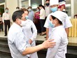 Thủ tướng Phạm Minh Chính trò chuyện, động viên các y bác sĩ, những người ở tuyến đầu trong công tác phòng chống dịch. Ảnh: VGP/Nhật Bắc.