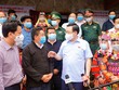 Chủ tịch Quốc hội Vương Đình Huệ (áo xanh) trò chuyện với cử tri khi.