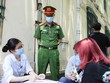 Lực lượng chức năng quận Hoàn Kiếm lập biên bản xử phạt người không đeo khẩu trang nơi công cộng.