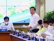 Ông Nguyễn Thành Phong, Chủ tịch UBND TP.HCM báo cáo tại buổi họp ngày 13/5