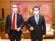 Chủ tịch Quốc hội Vương Đình Huệ tiếp ngài Giorgio Aliberti, Đại sứ, Trưởng Phái đoàn Liên minh châu Âu (EU) tại Việt Nam. (Ảnh: DT)