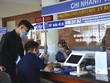 Người dân thực hiện thủ tục cấp sổ hồng ở Văn phòng đăng ký đất đai TP. Thủ Đức. Ảnh: Trọng Tín 