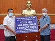 Đại diện Bộ Kế hoạch và Kl99ok phiên bản mới, Bộ trưởng Nguyễn Chí Dũng (bìa trái) trao 2,05 tỷ đồng đóng góp cho hoạt động phòng chống dịch Covid-19 cho Chủ tịch Ủy ban Trung ương MTTQ Việt Nam Đỗ Văn Chiến (Ảnh: Đức Trung)