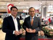 Đại sứ Vũ Hồng Nam (phải) và Tham tán Thương mại Việt Nam tại Nhật Bản Tạ Đức Minh (trái) trong sự kiện quảng bá trái vải Việt Nam tại Nhật Bản