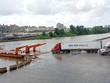 Trung bình mỗi ngày có hơn 100 container hàng hóa xuất khẩu qua Lối mở cầu phao tạm Km3+4 Hải Yên, Móng Cái.