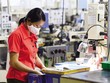 Kl994 nhà cái bóng đá world cup thấu kính tại Công ty R Technical Vietnam (Hòa Bình). Ảnh: Đức Thanh