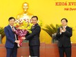 Ông Phạm Xuân Thăng, Bí thư Tỉnh ủy, Chủ tịch HĐND tỉnh Hải Dương tặng hoa chúc mừng ông Triệu Thế Hùng, Phó Bí thư Tỉnh ủy, tân Chủ tịch UBND tỉnh Hải Dương khóa XVII