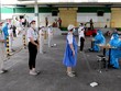 Công nhân tại Khu công nghệ cao thành phố Thủ Đức đến lấy mẫu xét nghiệm tầm soát Covid-19 (Ảnh: Nguyễn Quang).