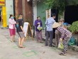 Người dân tại TP.HCM đến nhận thực phẩm từ "Tủ lạnh cộng đồng" (Ảnh: Tuấn Khởi).