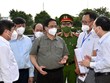 Thủ tướng Phạm Minh Chính nghe lực lượng chức năng báo cáo việc thực hiện Chỉ thị 16 tại phường Tân Phú, TP. Thủ Đức, TPHCM, ngày 11/7 (Ảnh: VGP)