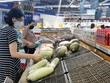 Quầy rau xanh tại TTTM VinCom Phạm Ngọc Thạch, tối 18/7.
