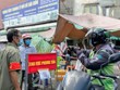 Tài xế giao hàng của GoJek Việt Nam giao hàng đến khu vực phong toả (Ảnh: Q.T).