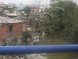 Đoạn dọc sông Dinh, nhiều hộ dân cư lấn chiếm xây nhà, công trình làm hẹp dòng sông, ảnh hưởng tới tiêu thoát lũ.