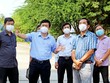 Chủ tịch UBND tỉnh Đồng Tháp Phạm Thiện Nghĩa (thứ hai, từ trái sang) kiểm tra, đôn đốc công tác phòng, chống Covid-19 tại TP. Cao Lãnh