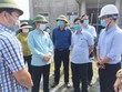 Phó chủ tịch UBND tỉnh Quảng Bình Phan Mạnh Hùng (thứ hai bên trái ảnh) đi kiểm tra thực địa tại dự án Thoát nước và Vệ sinh môi trường đô thị Ba Đồn.