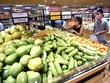 Người dân khi đi chợ hay siêu thị mua thực phẩm cần đảm bảo an toàn, giãn cách, đeo khẩu trang, khử khuẩn...; không nên tích trữ quá nhiều, chỉ nên mua lương thực đủ dùng trong 2 - 3 ngày.