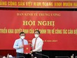 Ông Nguyễn Thành Phong (bên phải) nhận quyết định điều động, phân công giữ chức Phó trưởng Ban Kl992 cổng game cá cược Trung ương