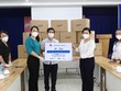 Bà Nguyễn Thị Toại,Trưởng đại diện Văn phòng phía Nam Bộ Kế hoạch và Kl99ok phiên bản mới tại TP.HCM và ông Đào Minh Chánh, Phó giám đốc Sở Kế hoạch và Kl99ok phiên bản mới TP.HCM trao số khẩu trang cho bà Nguyễn Thị Huỳnh Mai ( cầm bảng, phải) Chánh Văn phòng Sở Y tế TP.HCM. Ảnh: Lê Toàn