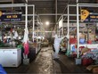 Lực lượng chức năng phun khử khuẩn toàn bộ các nhà lồng chợ đầu mối Bình Điền (Ảnh: Ban quản lý Chợ).