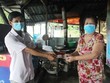Đại diện UBND xã Vị Thắng, huyện Vị Thủy, tỉnh Hậu Giang đến tận nhà cấp tiền cho lao động tự do thuộc diện được hỗ trợ trên địa bàn. Nguồn: Báo Hậu Giang