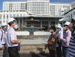 Ông Trần Trí Quang, Phó chủ tịch UBND tỉnh Đồng Tháp (thứ 2 từ trái qua) kiểm tra tiến độ Dự án Bệnh viện Đa khoa Đồng Tháp 700 giường. Ảnh: Cổng thông tin điện tử Đồng Tháp