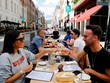 Thực khách thưởng thức đồ uống tại một nhà hàng ở London, hưởng ứng chương trình kích cầu EOHO của Kl993 ưu đãi thưởng hấp dẫn Anh. Ảnh: AFP 