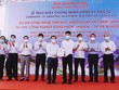 Lãnh đạo BQL Khu Kl992 cổng game cá cược Quảng Ninh trao giấy chứng nhận đăng ký Kl99ok phiên bản mới cho đại diện Công ty TNHH Công nghệ Jinko Solar Việt Nam.