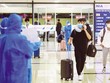 Hành khách trên chuyến bay thương mại đầu tiên từ TP.HCM ra Hà Nội sau thời gian giãn cách. Ảnh: Thảo Đạt