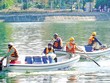 Vừa chỉ đạo miệng trái với văn bản giúp công ty của vợ hưởng lợi hàng chục tỷ đồng trong vụ mua chế phẩm Redoxy 3C, ông Chung vừa chủ động yêu cầu thanh tra, rồi ép buộc Thanh tra TP. Hà Nội thay đổi kết luận theo hướng không có sai phạm. Trong ảnh: Nhân viên Công ty Thoát nước Hà Nội dùng chế phẩm Redoxy 3C xử lý ô nhiễm nước hồ tại Hà Nội. Ảnh: H.N
