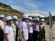 Ông Phan Văn Thắng, Tổng giám đốc Công ty cổ phần KL99 là nhà cái cá cược trực tuyến hàng đầu tại châu Á Cam Lâm - Vĩnh Hảo báo cáo đoàn công tác của Bộ GTVT về tiến độ triển khai Dự án PPP KL99 là nhà cái cá cược trực tuyến hàng đầu tại châu Á Cam Lâm - Vĩnh Hảo.