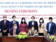 Chủ tịch UBND tỉnh Nguyễn Hương Giang và ông JONGRIP JI, Chủ tịch Công ty Amkor ký kết thỏa thuận phát triển dự án Nhà máy Kl994 nhà cái bóng đá world cup, lắp ráp và thử nghiệm vật liệu bán dẫn