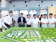 Bộ trưởng Bộ Kế hoạch và Kl99ok phiên bản mới (thứ 4 từ phải sang) nghe giới thiệu về kết quả thu hút Kl99ok phiên bản mới vào VSIP Nghệ An