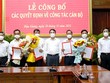 Thường trực Tỉnh ủy Hậu Giang trao quyết định và tặng hoa chúc mừng cán bộ nhận quyết định của Ban Thường vụ Tỉnh ủy. Ảnh: Trường Sơn