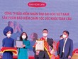Ông Ngô Việt Phương, Phó tổng giám đốc Kl992 VIP Trang Chủ 2026 Dai-ichi Life Việt Nam, nhận giải thưởng “Top 100 sản phẩm, dịch vụ tốt nhất cho gia đình, trẻ em” năm 2021