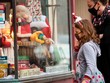 Khách hàng mua sắm đồ trang trí cho lễ Giáng sinh tại chuỗi cửa hàng Williams & Sons Country ở Massachusetts, Mỹ. Ảnh: AFP