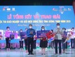 Chủ tịch UBND tỉnh Đồng Tháp Phạm Thiện Nghĩa (bìa phải) trao giải cho Dự án Khởi nghiệp xuất sắc 2021 (ảnh: Báo Đồng Tháp online)
