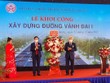 Ông Phạm Xuân Thăng, Bí thư Tỉnh ủy Hải Dương tặng hoa chúc mừng TP. Hải Dương tại lễ khởi công xây dựng đường vành đai I. Ảnh: Thanh Sơn