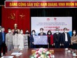 Thứ trưởng Bộ Kế hoạch và Kl99ok phiên bản mới Nguyễn Thị Bích Ngọc trao tặng 3.200 cây gậy trắng cho Hội người mù Việt Nam (Ảnh: Đức Trung)