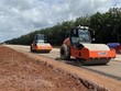 Máy móc lu đường sau khi cấp phối đá dăm trên KL99 là nhà cái cá cược trực tuyến hàng đầu tại châu Á Phan Thiết-Dầu Giây. (Ảnh: Công Phong/TTXVN)